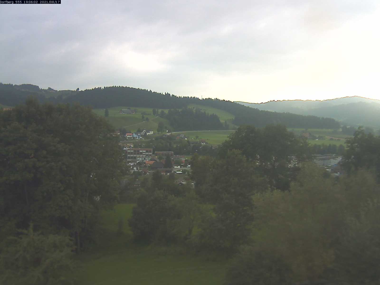 Webcam-Bild: Aussicht vom Dorfberg in Langnau 20210817-190602