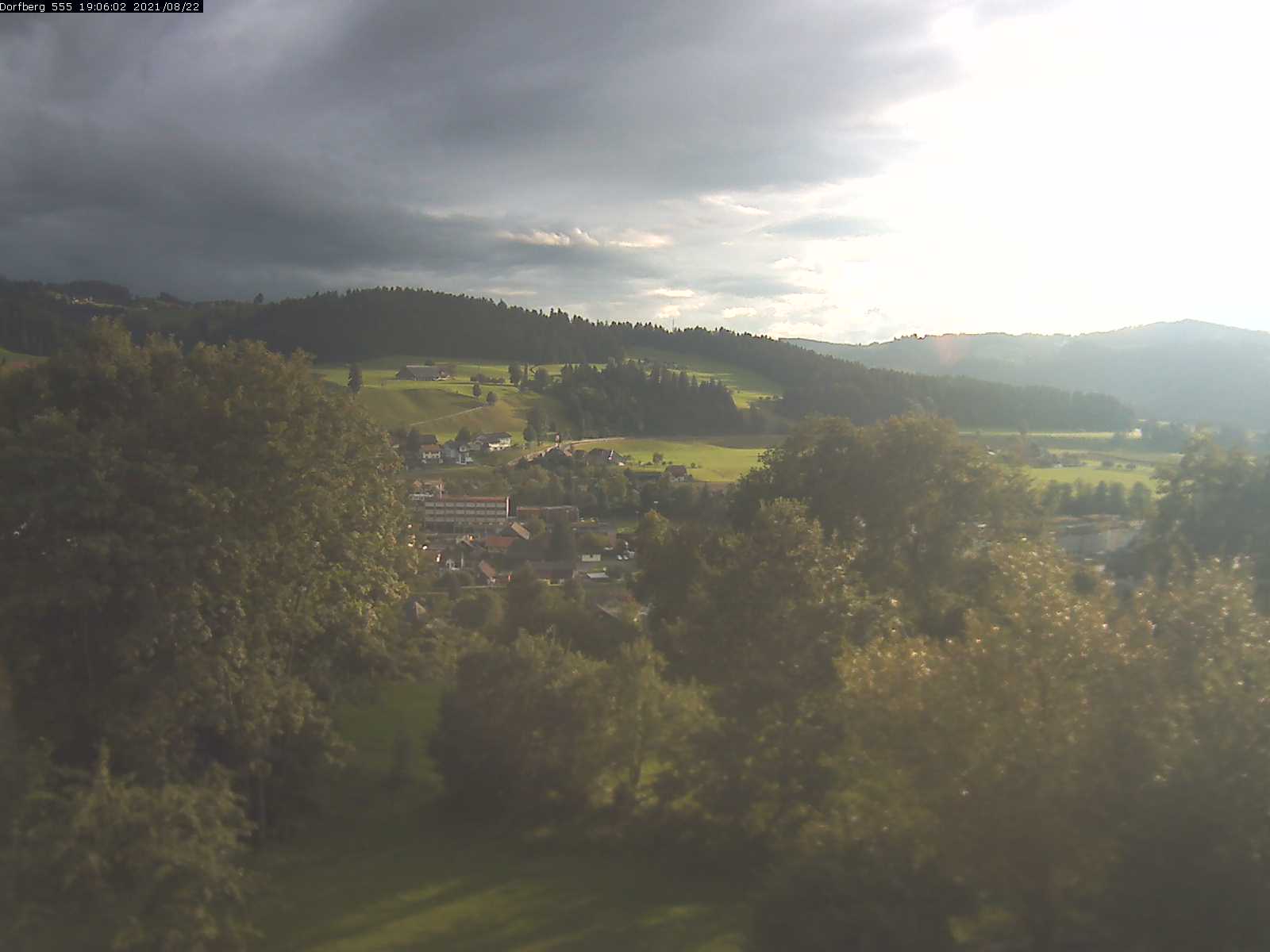 Webcam-Bild: Aussicht vom Dorfberg in Langnau 20210822-190601