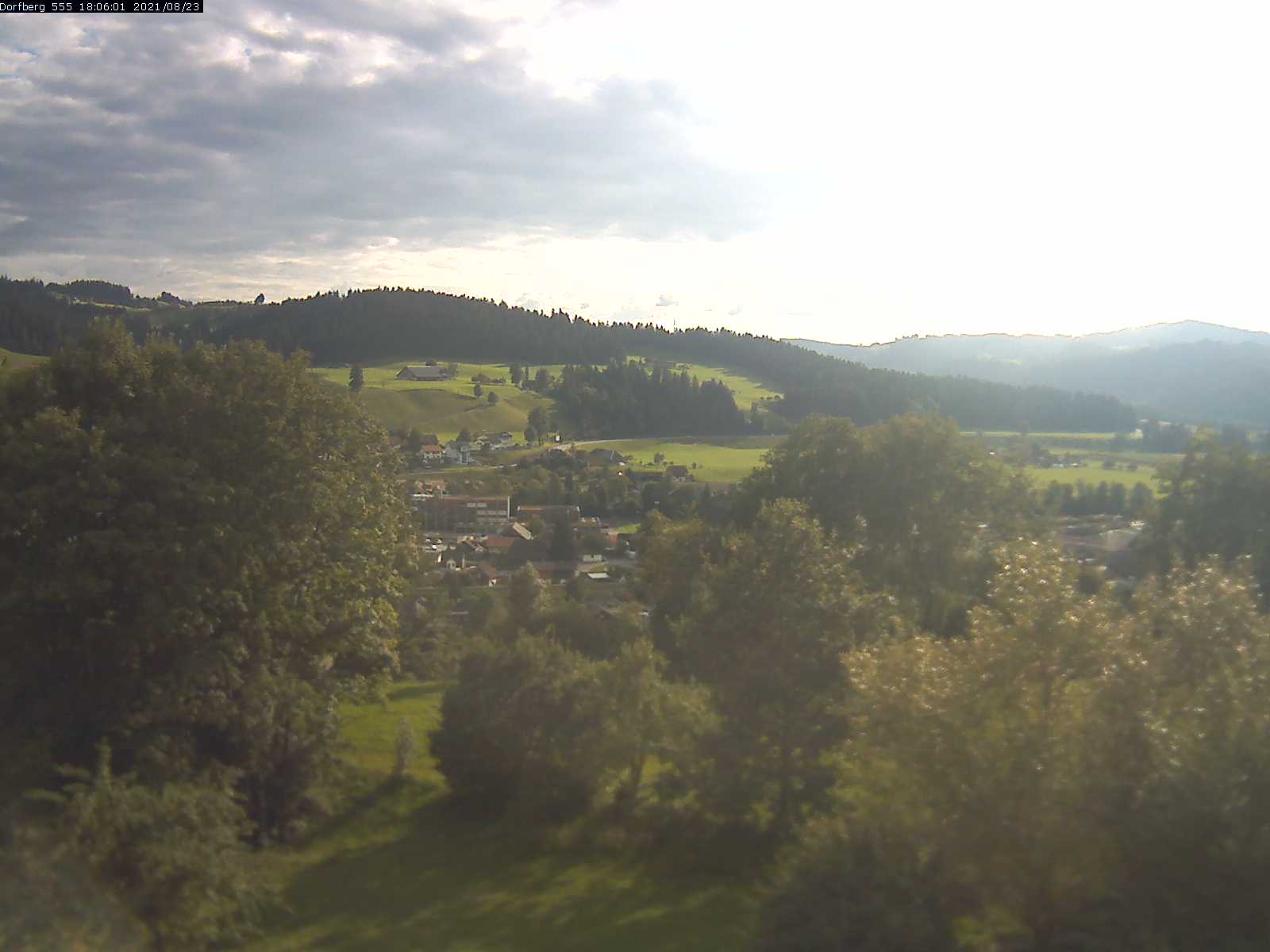 Webcam-Bild: Aussicht vom Dorfberg in Langnau 20210823-180601
