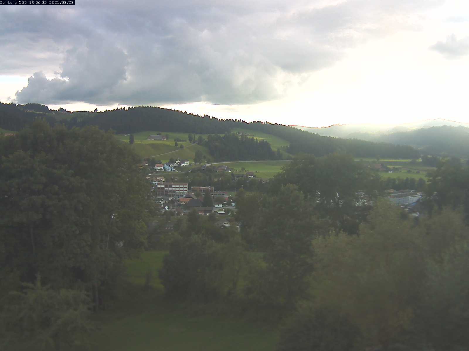 Webcam-Bild: Aussicht vom Dorfberg in Langnau 20210823-190601
