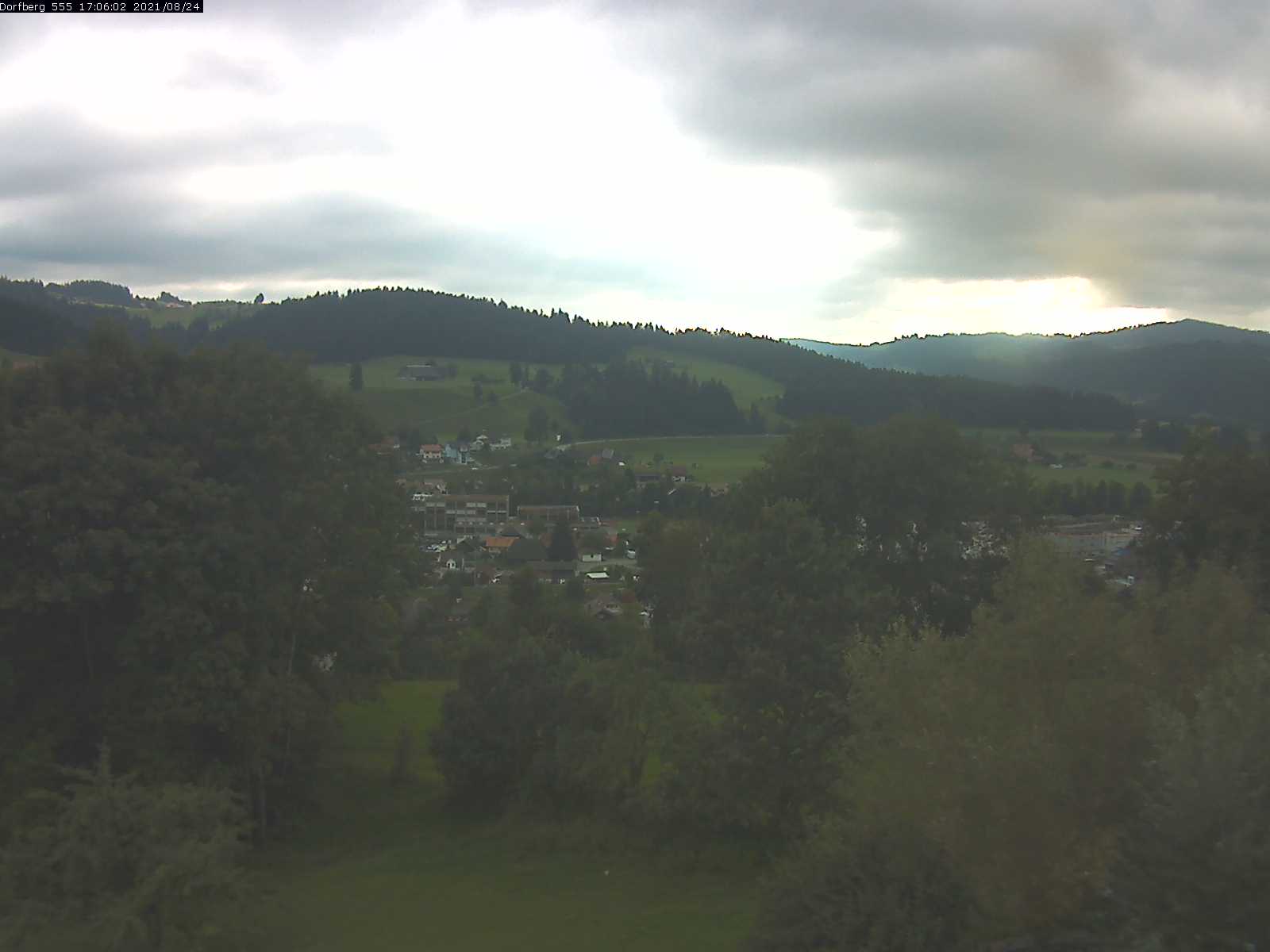 Webcam-Bild: Aussicht vom Dorfberg in Langnau 20210824-170601