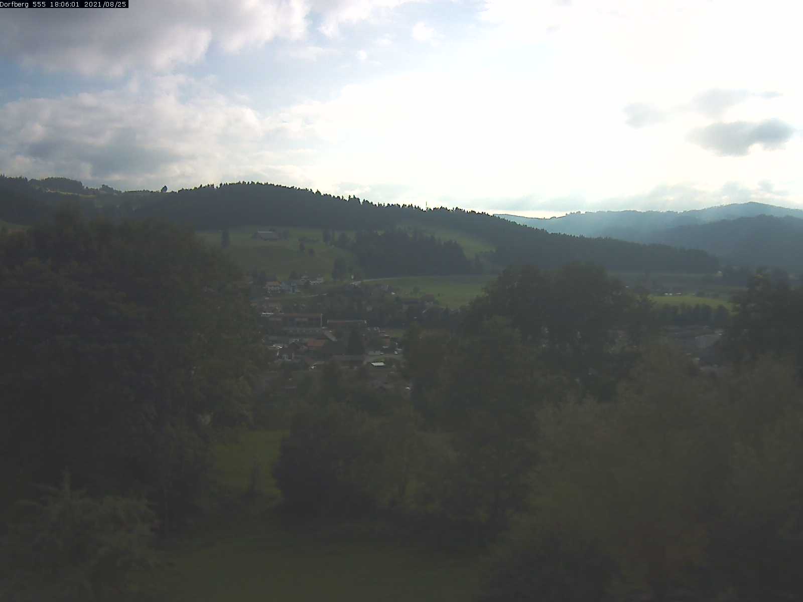 Webcam-Bild: Aussicht vom Dorfberg in Langnau 20210825-180601