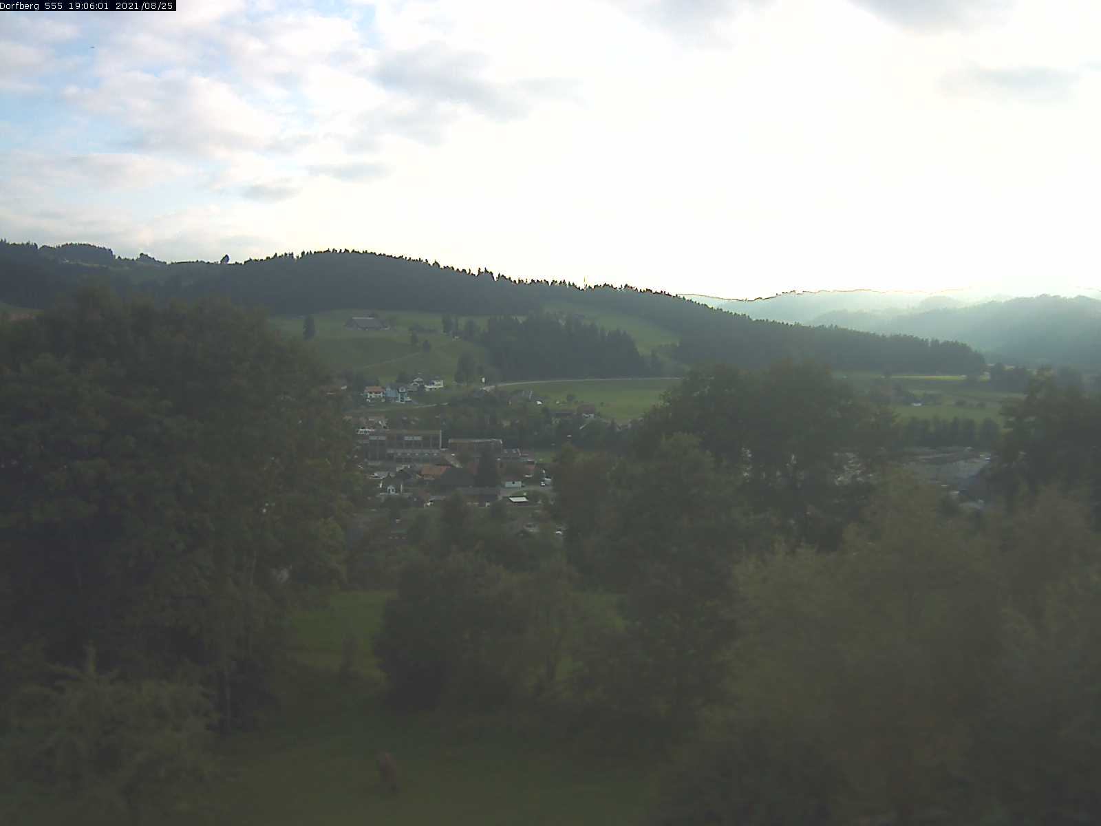 Webcam-Bild: Aussicht vom Dorfberg in Langnau 20210825-190601