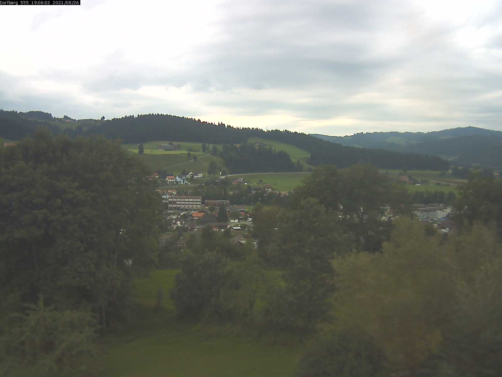 Webcam-Bild: Aussicht vom Dorfberg in Langnau 20210826-190601