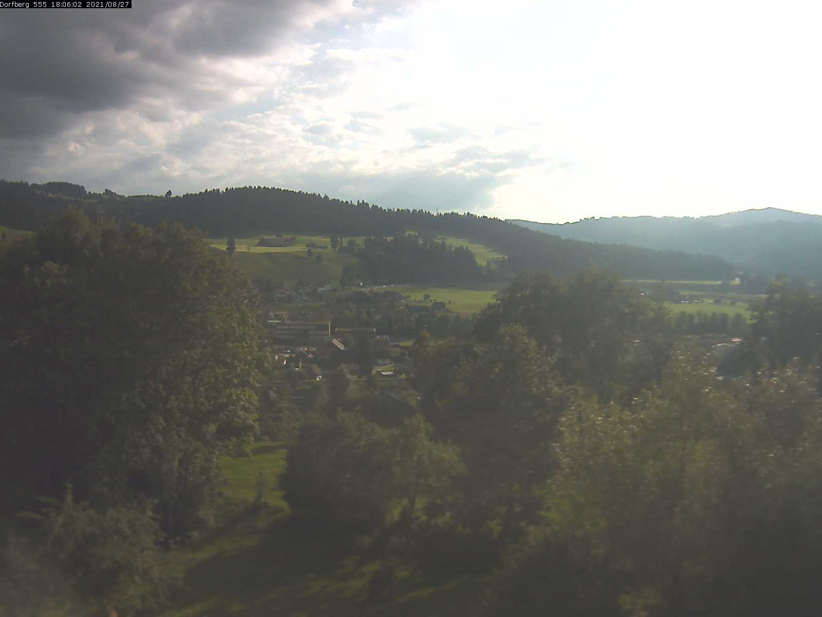 Webcam-Bild: Aussicht vom Dorfberg in Langnau 20210827-180601