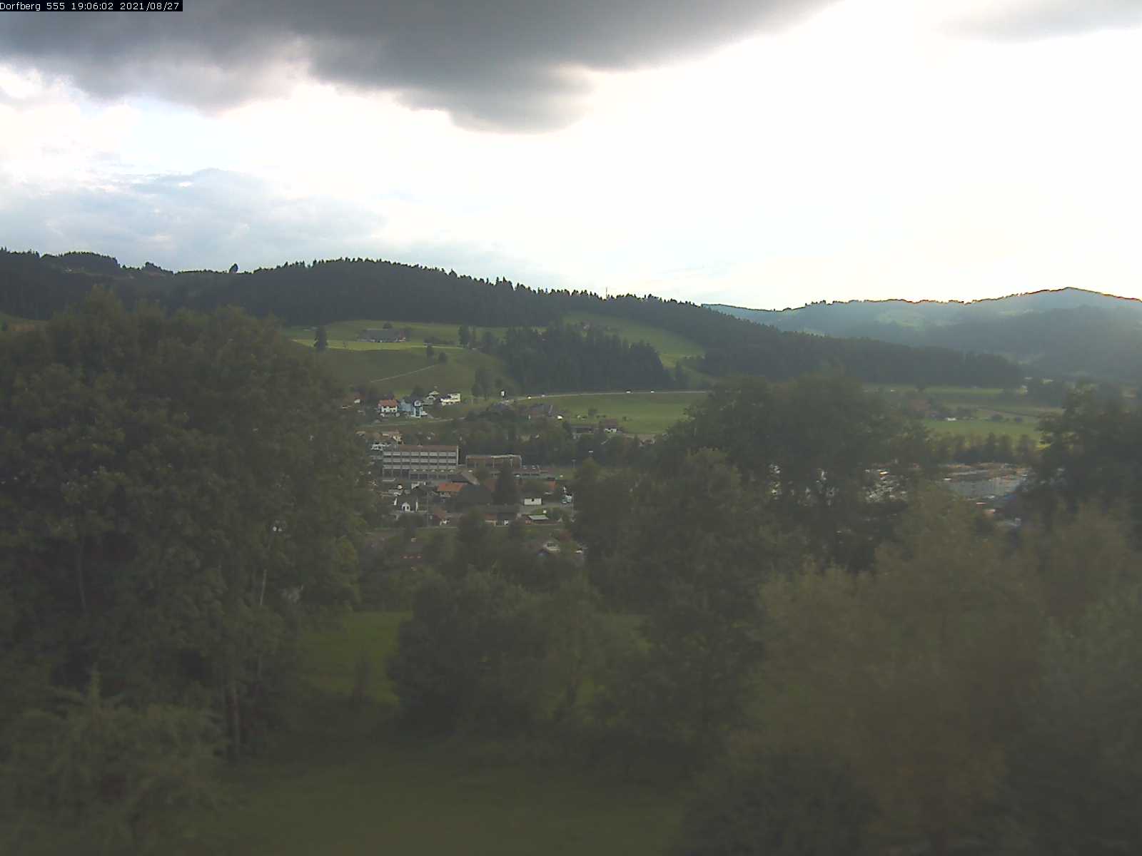 Webcam-Bild: Aussicht vom Dorfberg in Langnau 20210827-190601