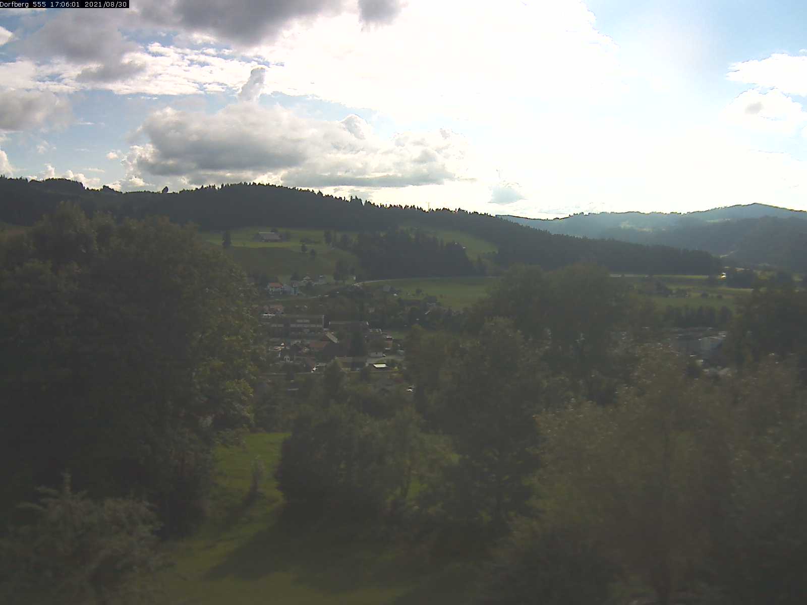 Webcam-Bild: Aussicht vom Dorfberg in Langnau 20210830-170601