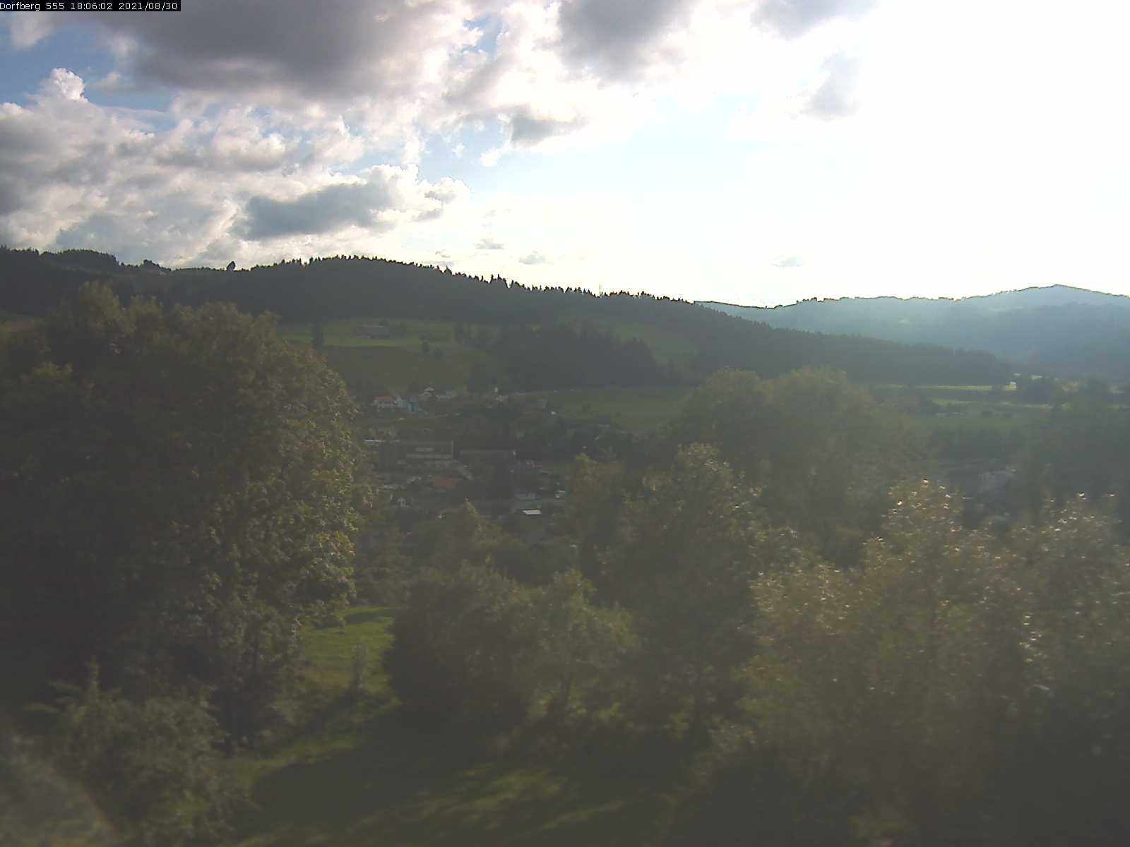 Webcam-Bild: Aussicht vom Dorfberg in Langnau 20210830-180601
