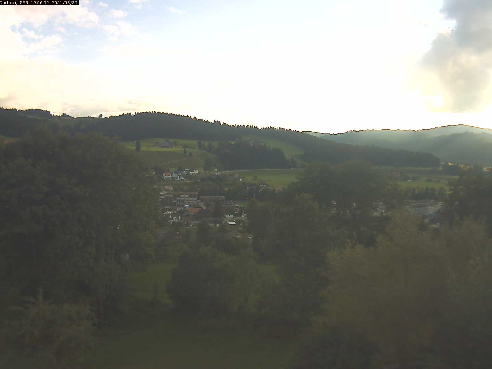 Webcam-Bild: Aussicht vom Dorfberg in Langnau 20210830-190601
