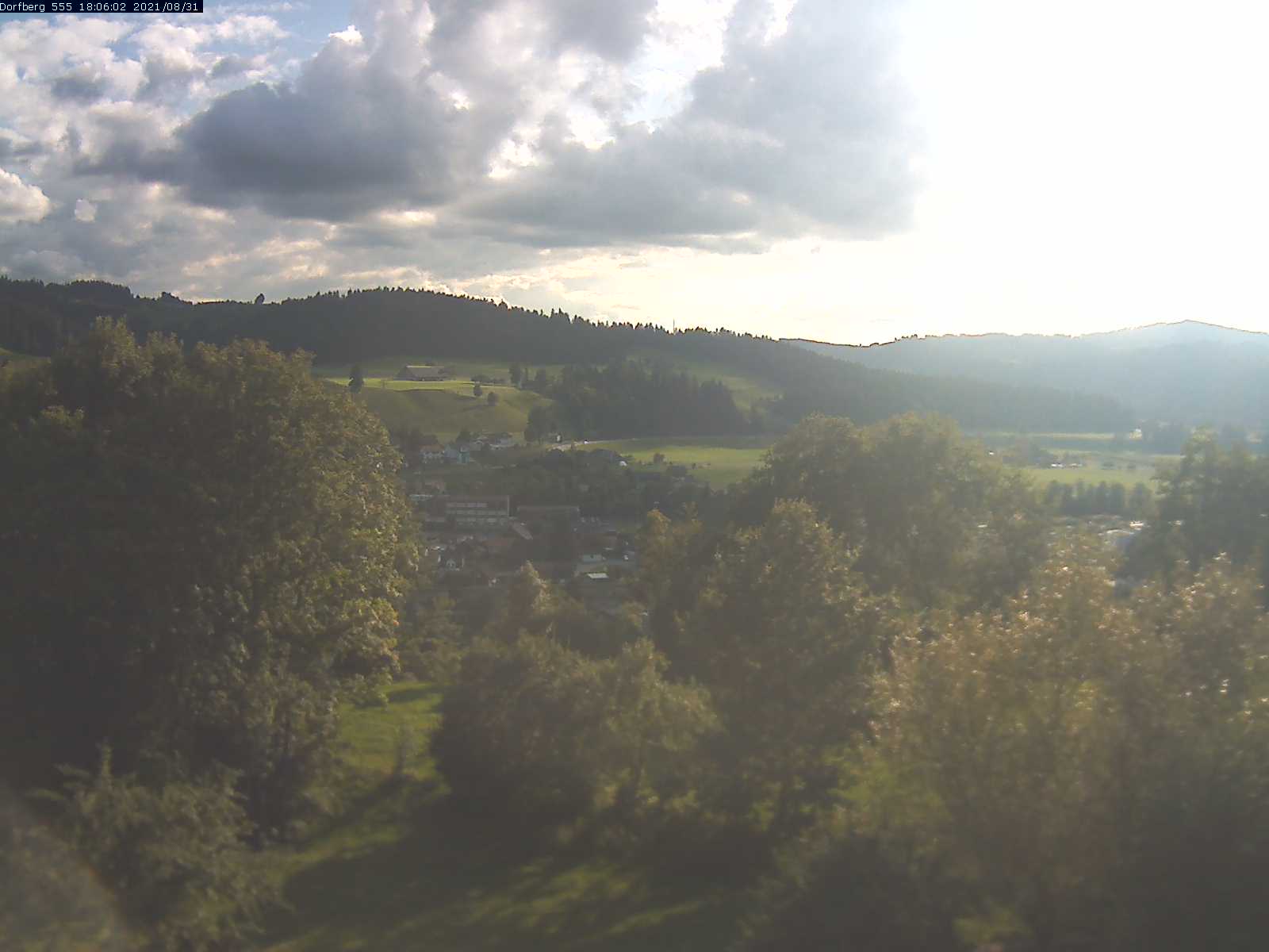 Webcam-Bild: Aussicht vom Dorfberg in Langnau 20210831-180601