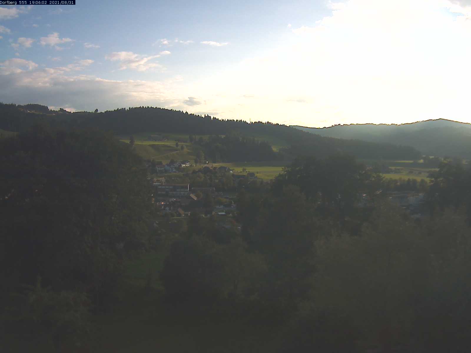 Webcam-Bild: Aussicht vom Dorfberg in Langnau 20210831-190601