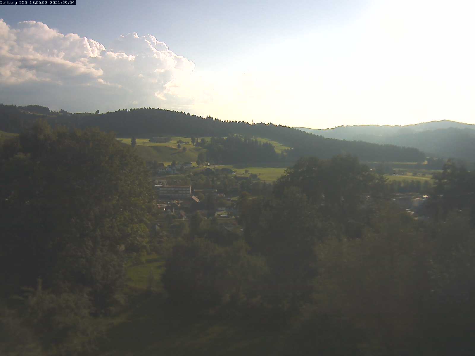 Webcam-Bild: Aussicht vom Dorfberg in Langnau 20210904-180601