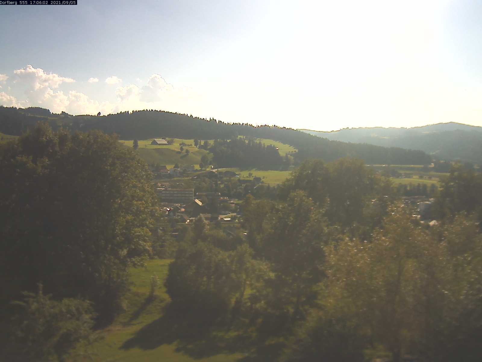 Webcam-Bild: Aussicht vom Dorfberg in Langnau 20210905-170601