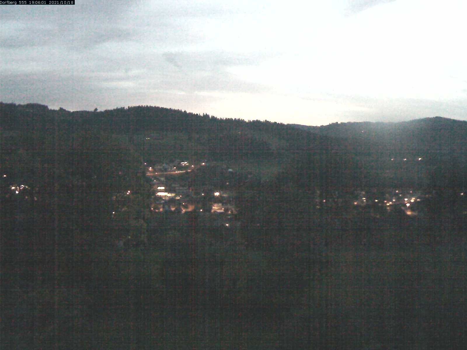 Webcam-Bild: Aussicht vom Dorfberg in Langnau 20211018-190601