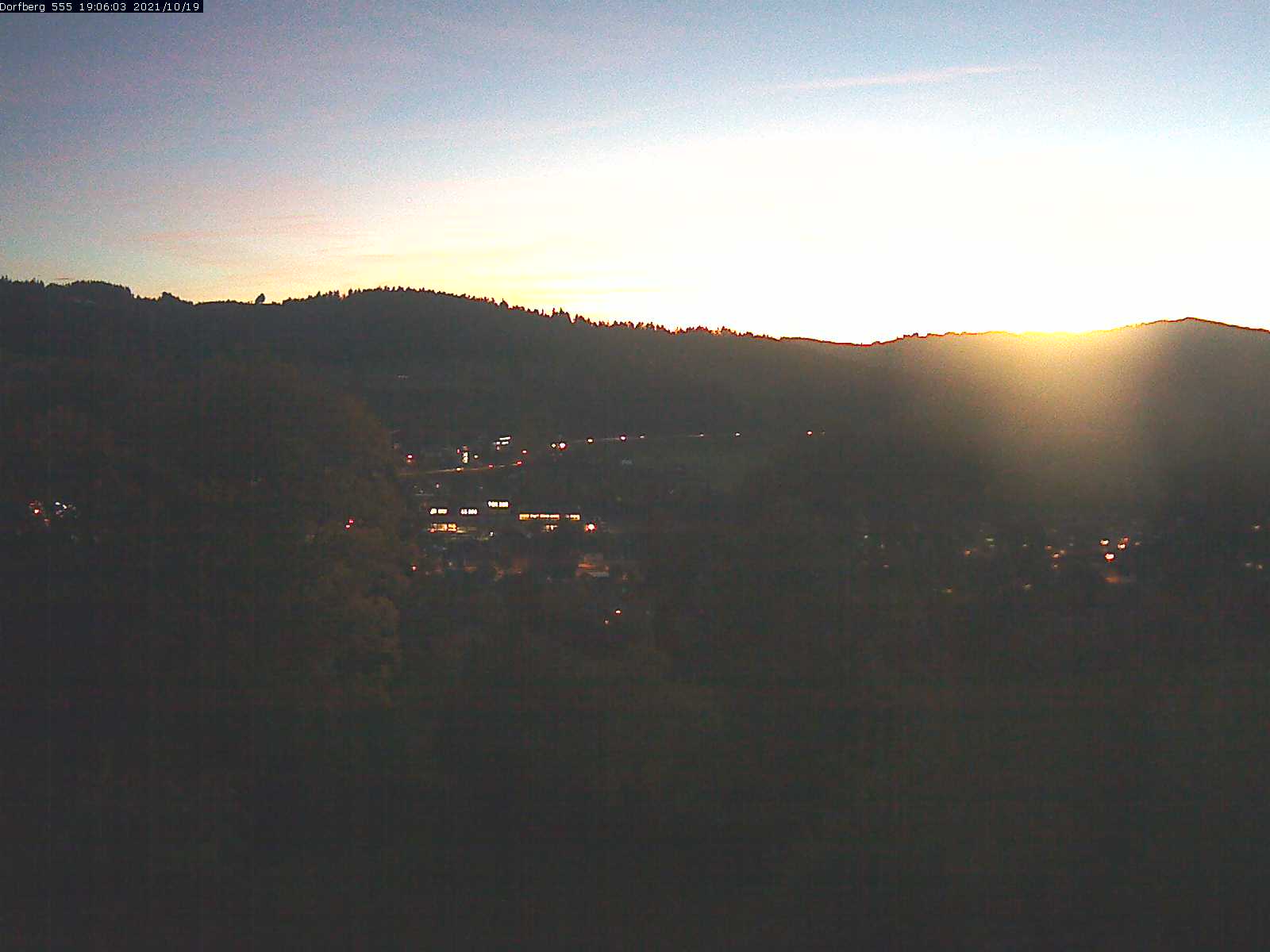 Webcam-Bild: Aussicht vom Dorfberg in Langnau 20211019-190601