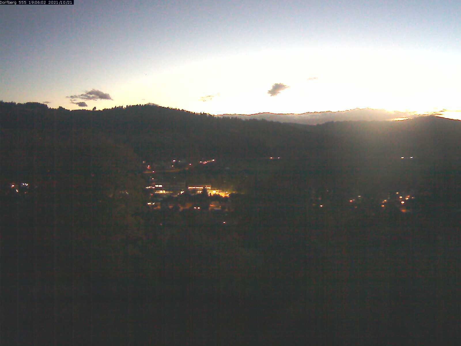 Webcam-Bild: Aussicht vom Dorfberg in Langnau 20211021-190601