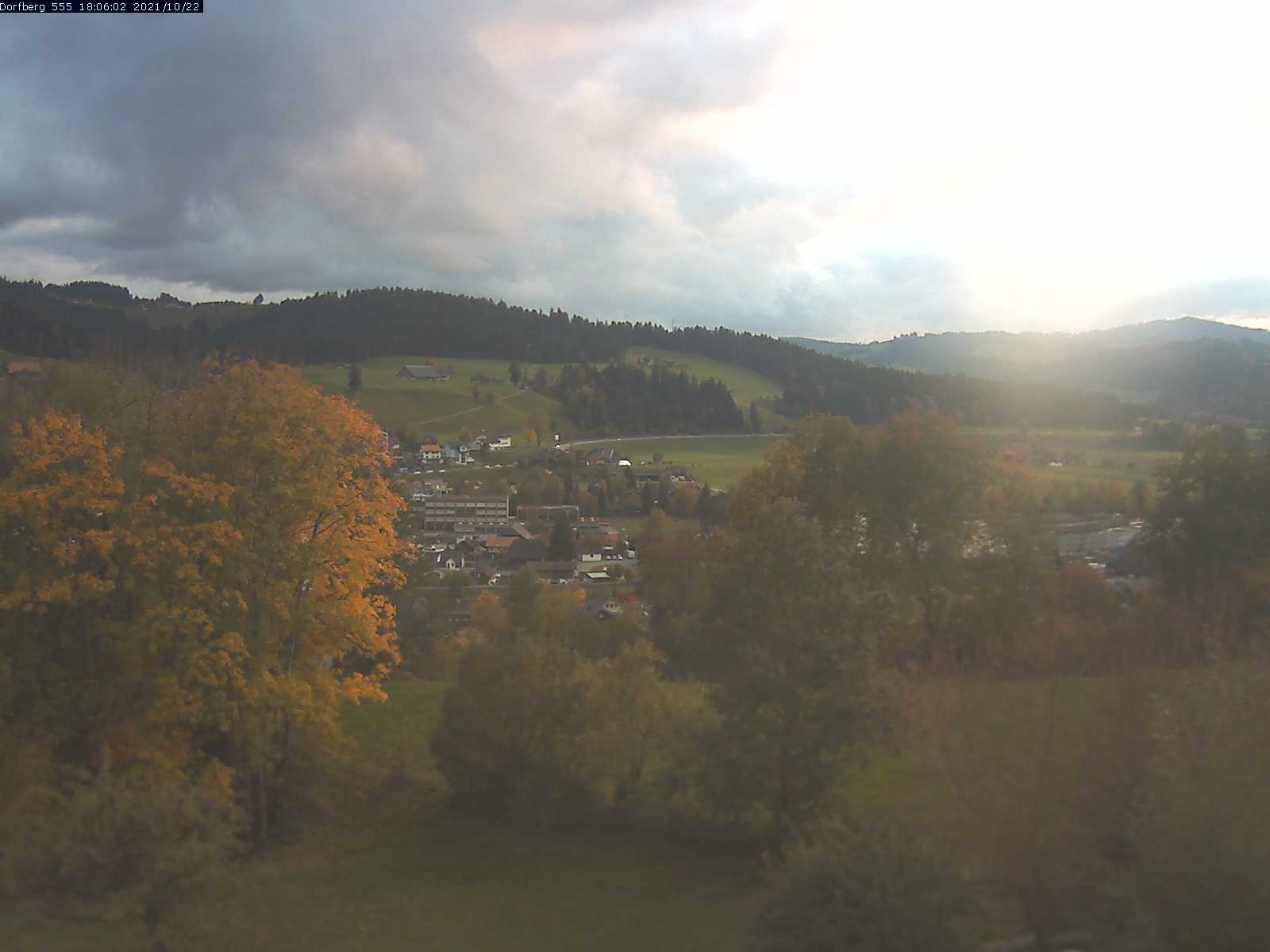 Webcam-Bild: Aussicht vom Dorfberg in Langnau 20211022-180601