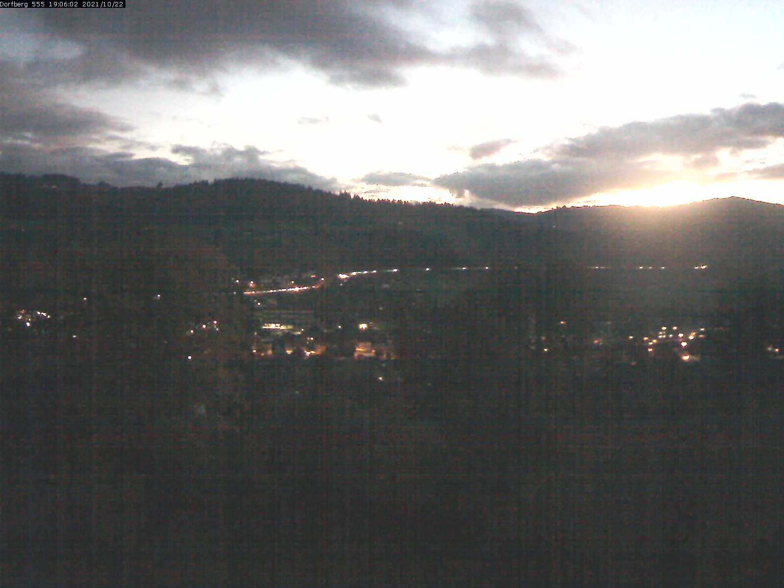 Webcam-Bild: Aussicht vom Dorfberg in Langnau 20211022-190602