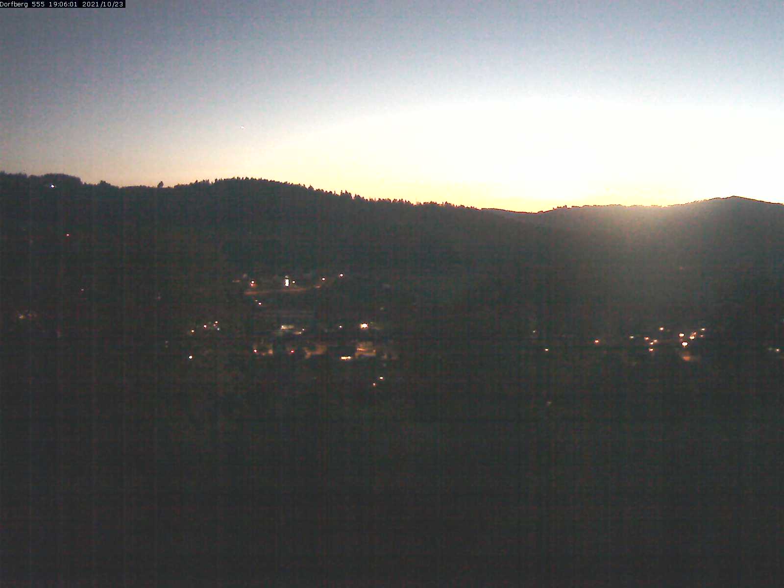 Webcam-Bild: Aussicht vom Dorfberg in Langnau 20211023-190601