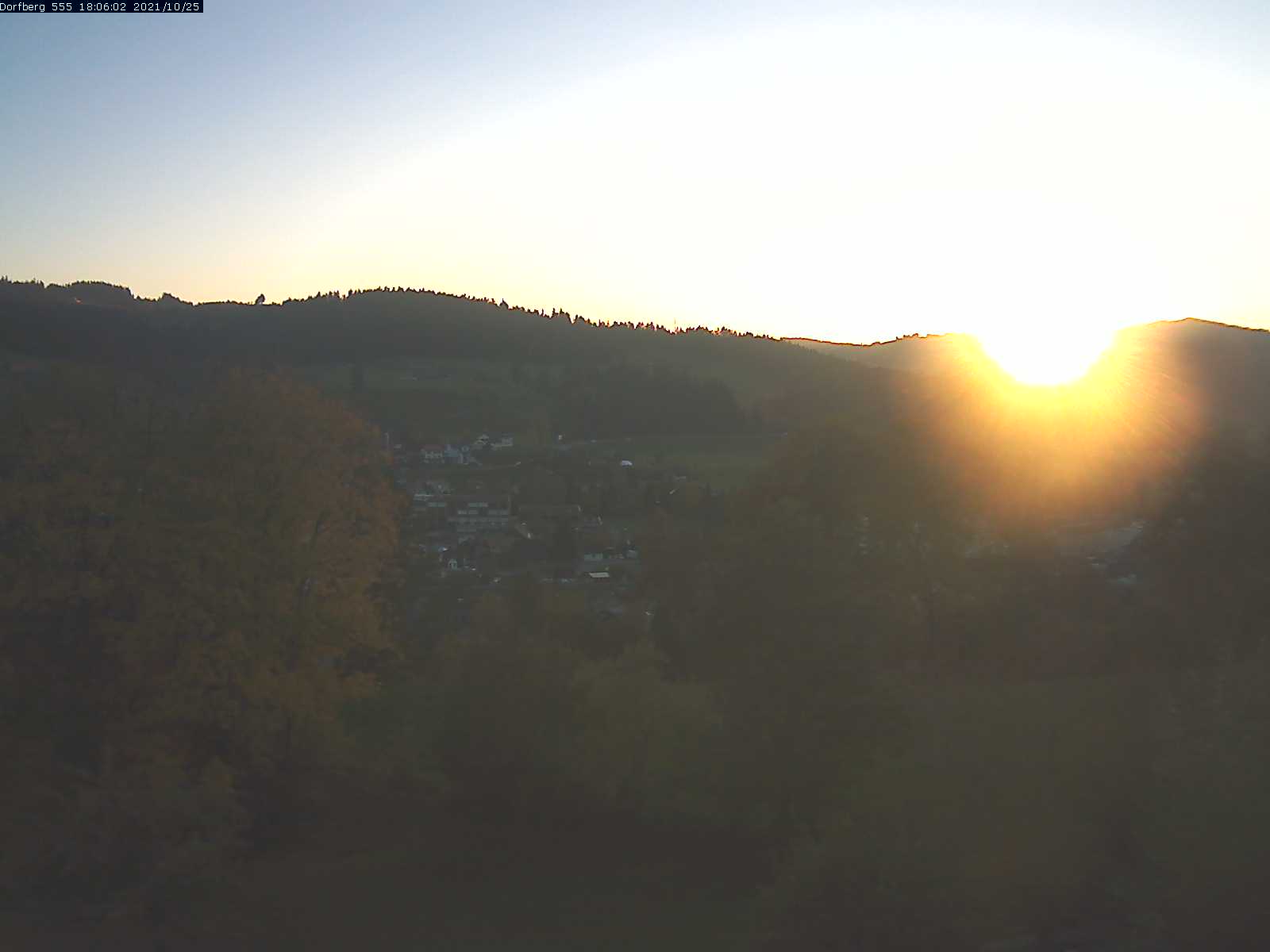 Webcam-Bild: Aussicht vom Dorfberg in Langnau 20211025-180601