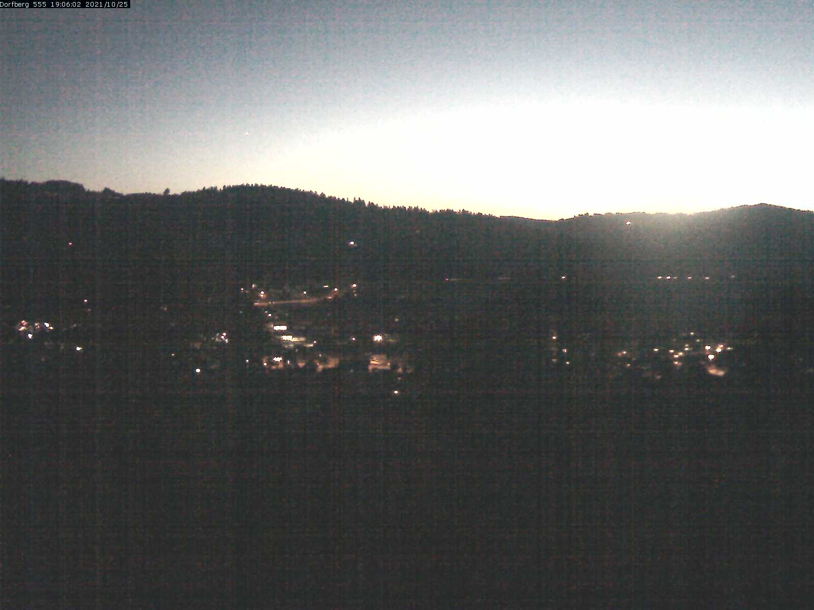 Webcam-Bild: Aussicht vom Dorfberg in Langnau 20211025-190601