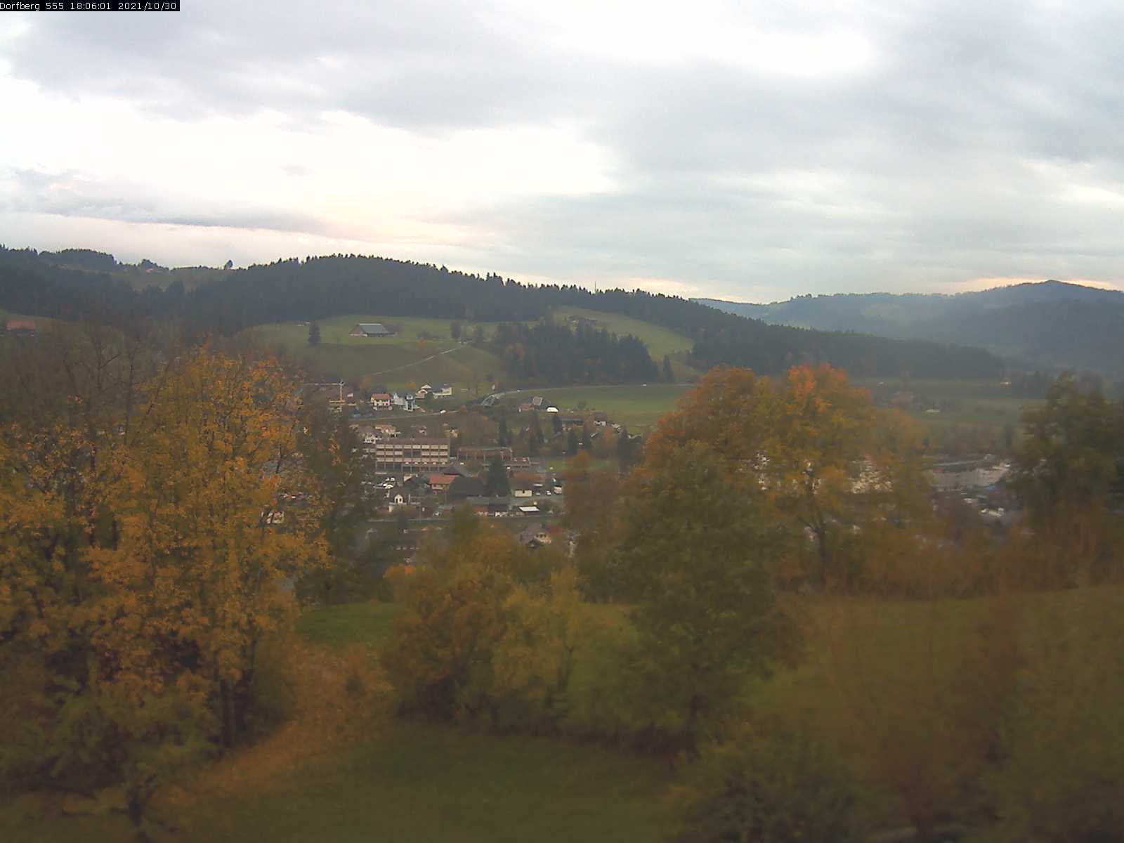 Webcam-Bild: Aussicht vom Dorfberg in Langnau 20211030-180601