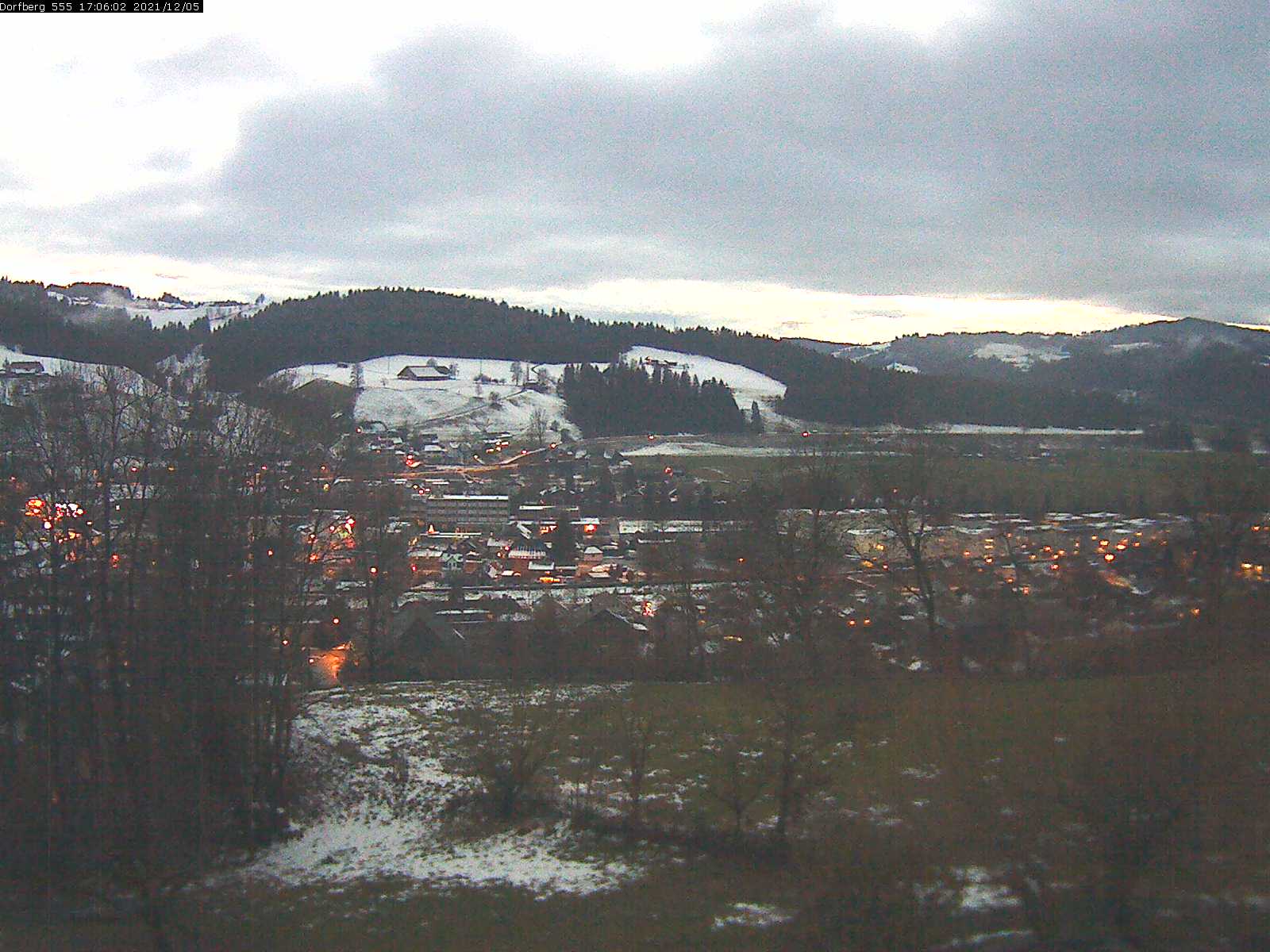 Webcam-Bild: Aussicht vom Dorfberg in Langnau 20211205-170601
