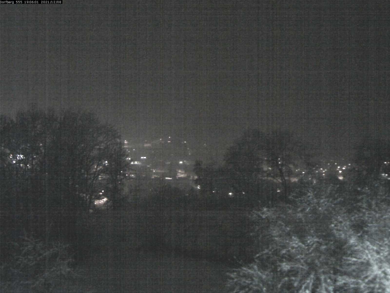 Webcam-Bild: Aussicht vom Dorfberg in Langnau 20211208-190601