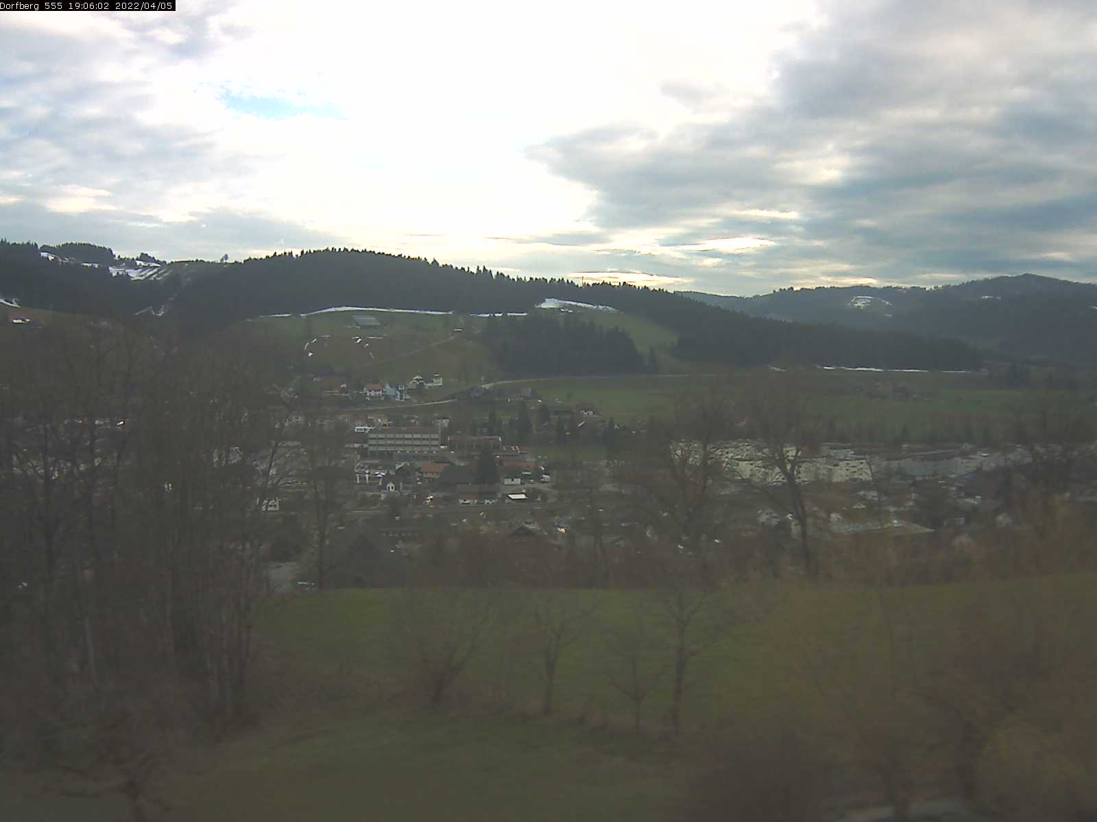 Webcam-Bild: Aussicht vom Dorfberg in Langnau 20220405-190601