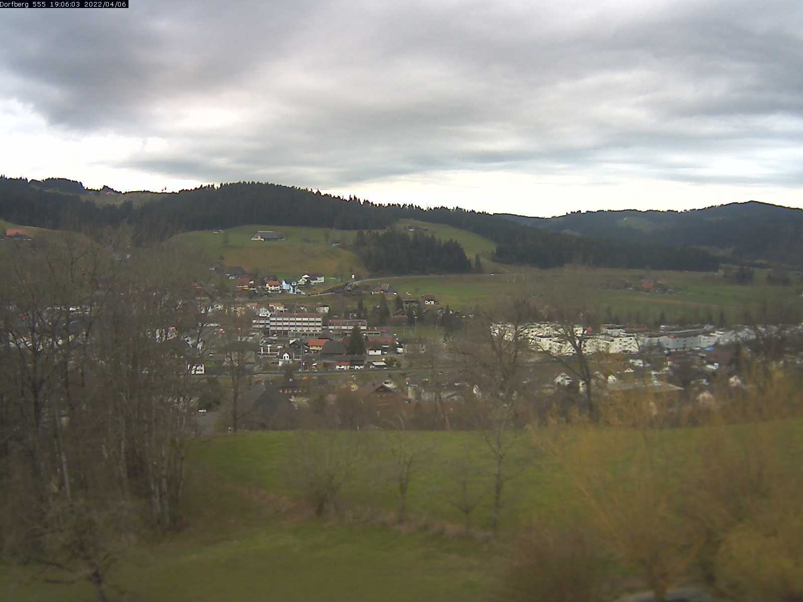 Webcam-Bild: Aussicht vom Dorfberg in Langnau 20220406-190601