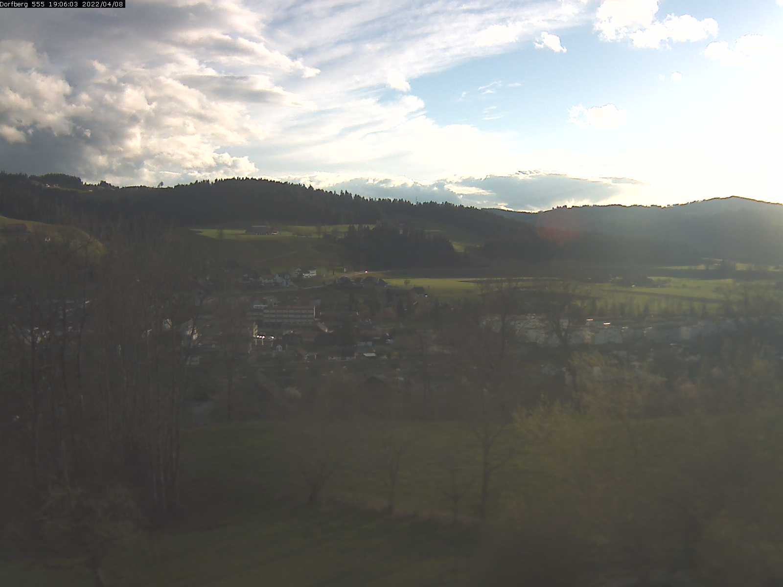 Webcam-Bild: Aussicht vom Dorfberg in Langnau 20220408-190601
