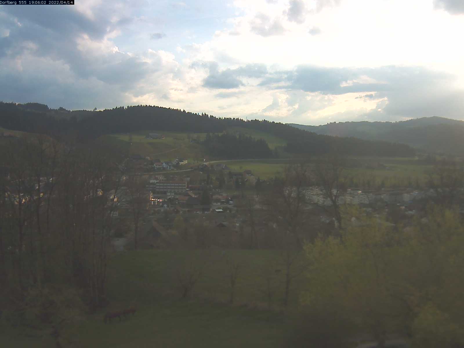 Webcam-Bild: Aussicht vom Dorfberg in Langnau 20220414-190601