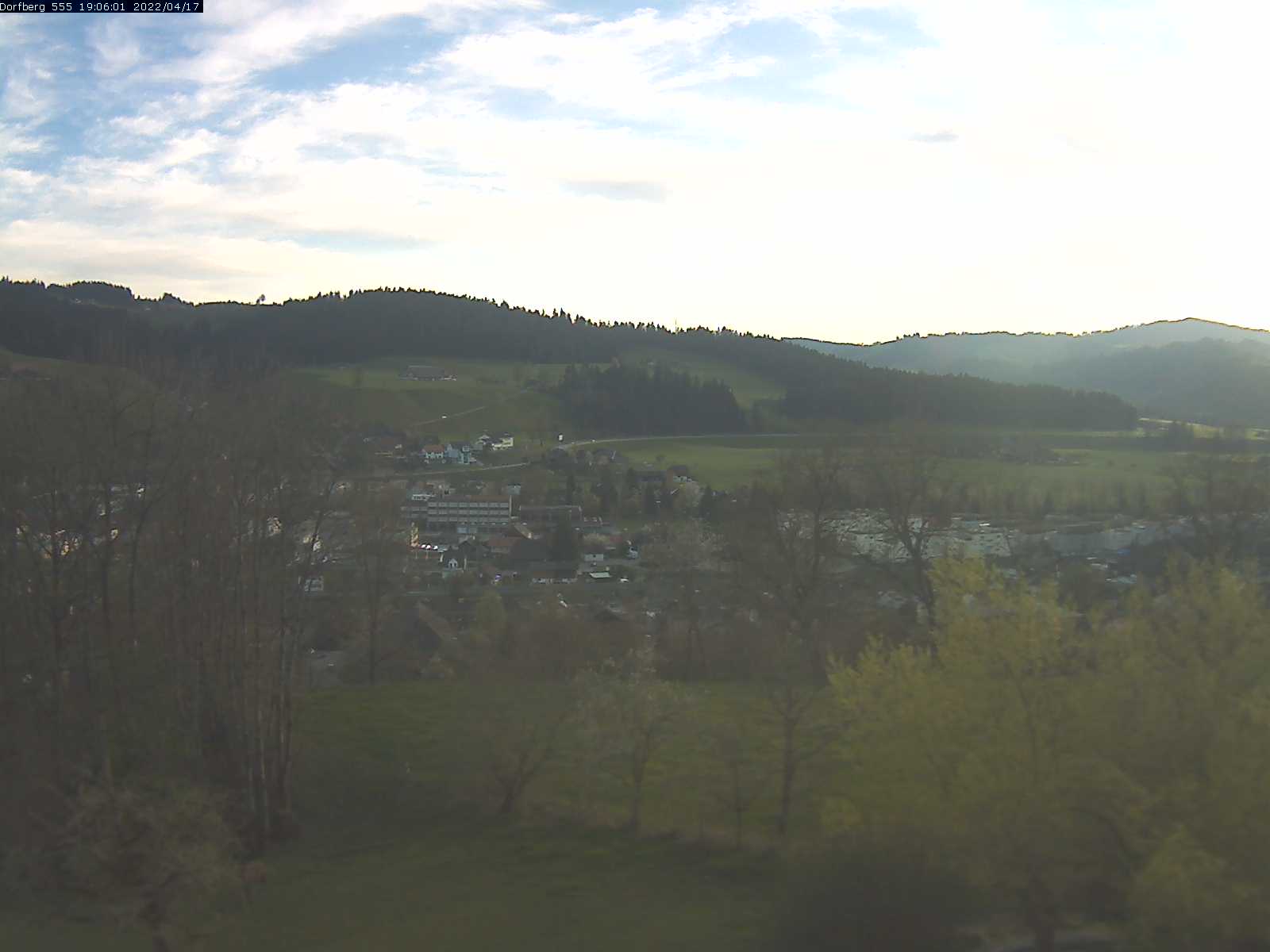 Webcam-Bild: Aussicht vom Dorfberg in Langnau 20220417-190601