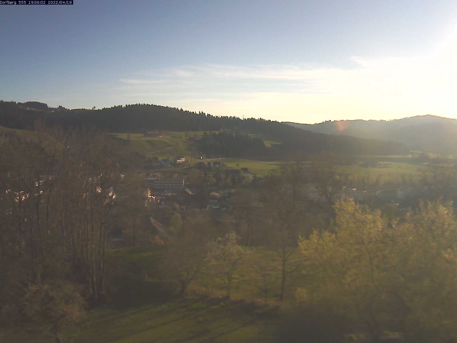 Webcam-Bild: Aussicht vom Dorfberg in Langnau 20220418-190601