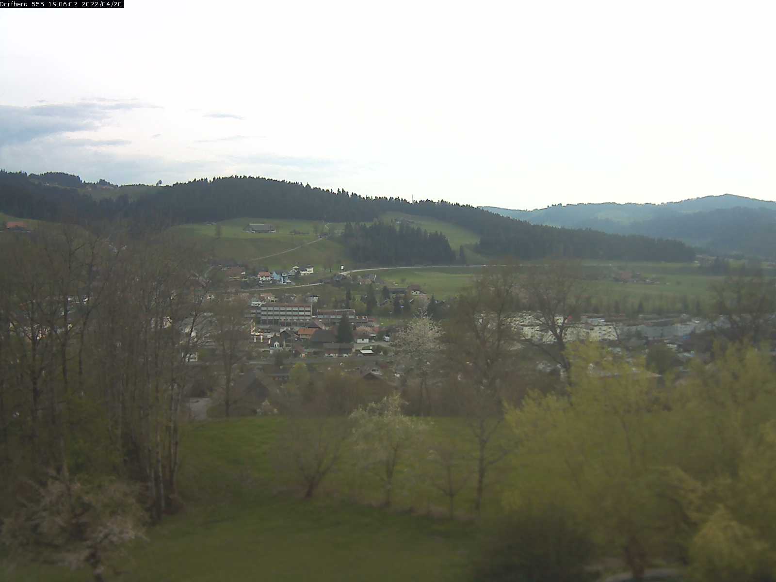 Webcam-Bild: Aussicht vom Dorfberg in Langnau 20220420-190601