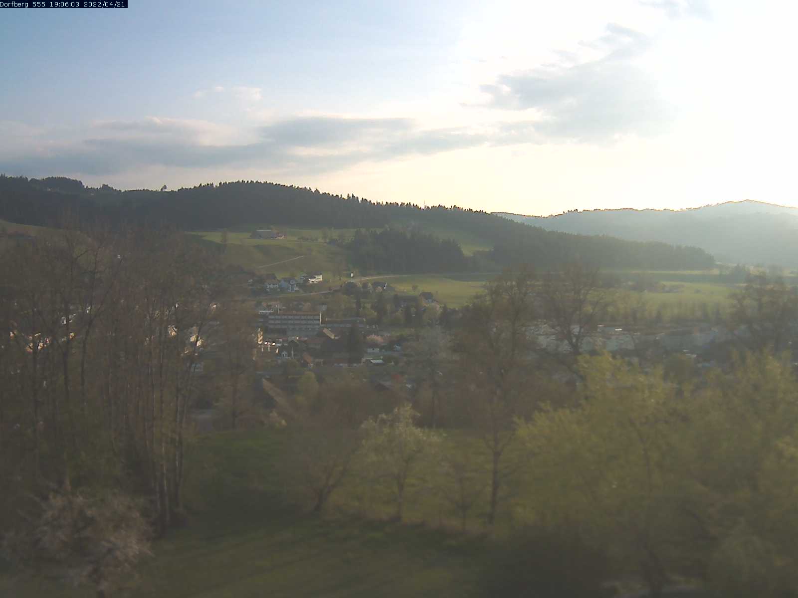 Webcam-Bild: Aussicht vom Dorfberg in Langnau 20220421-190601