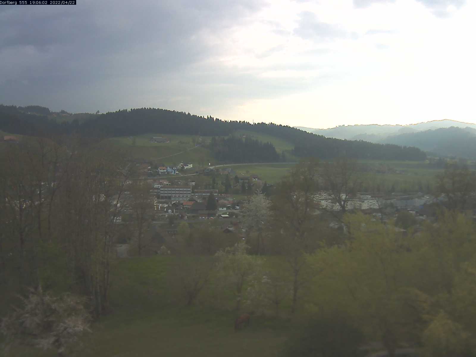 Webcam-Bild: Aussicht vom Dorfberg in Langnau 20220422-190601
