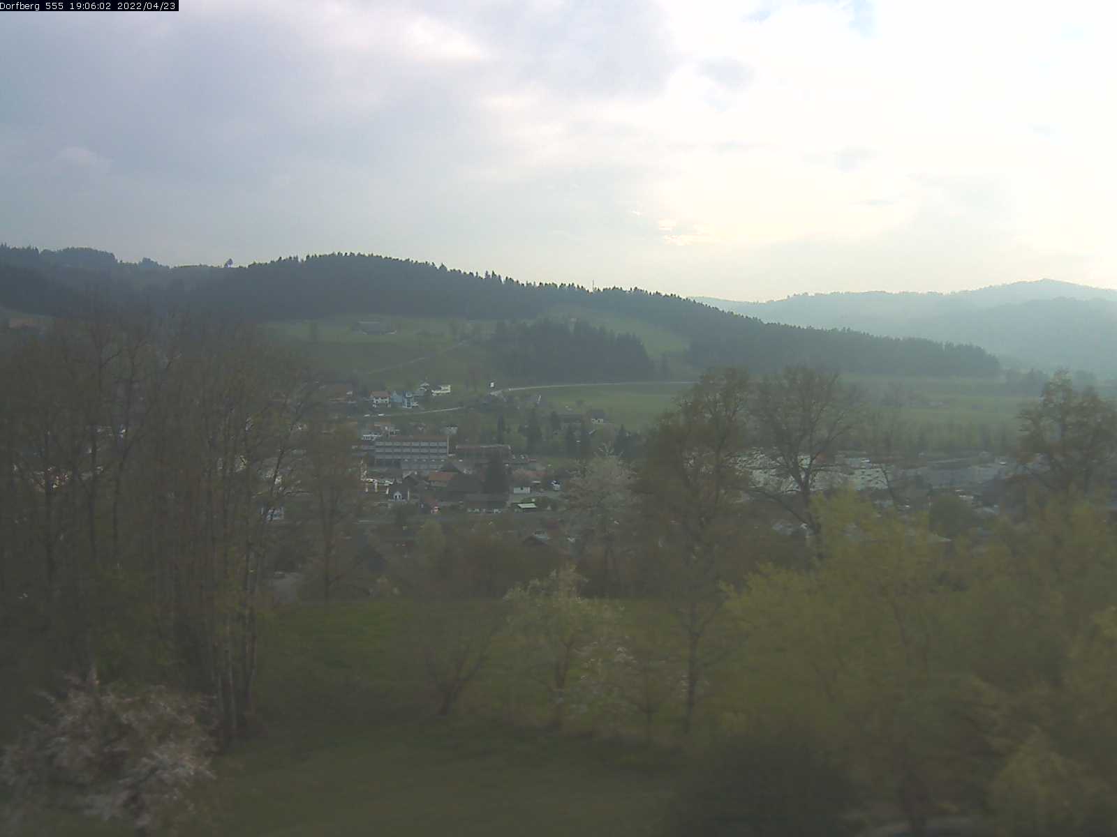 Webcam-Bild: Aussicht vom Dorfberg in Langnau 20220423-190601