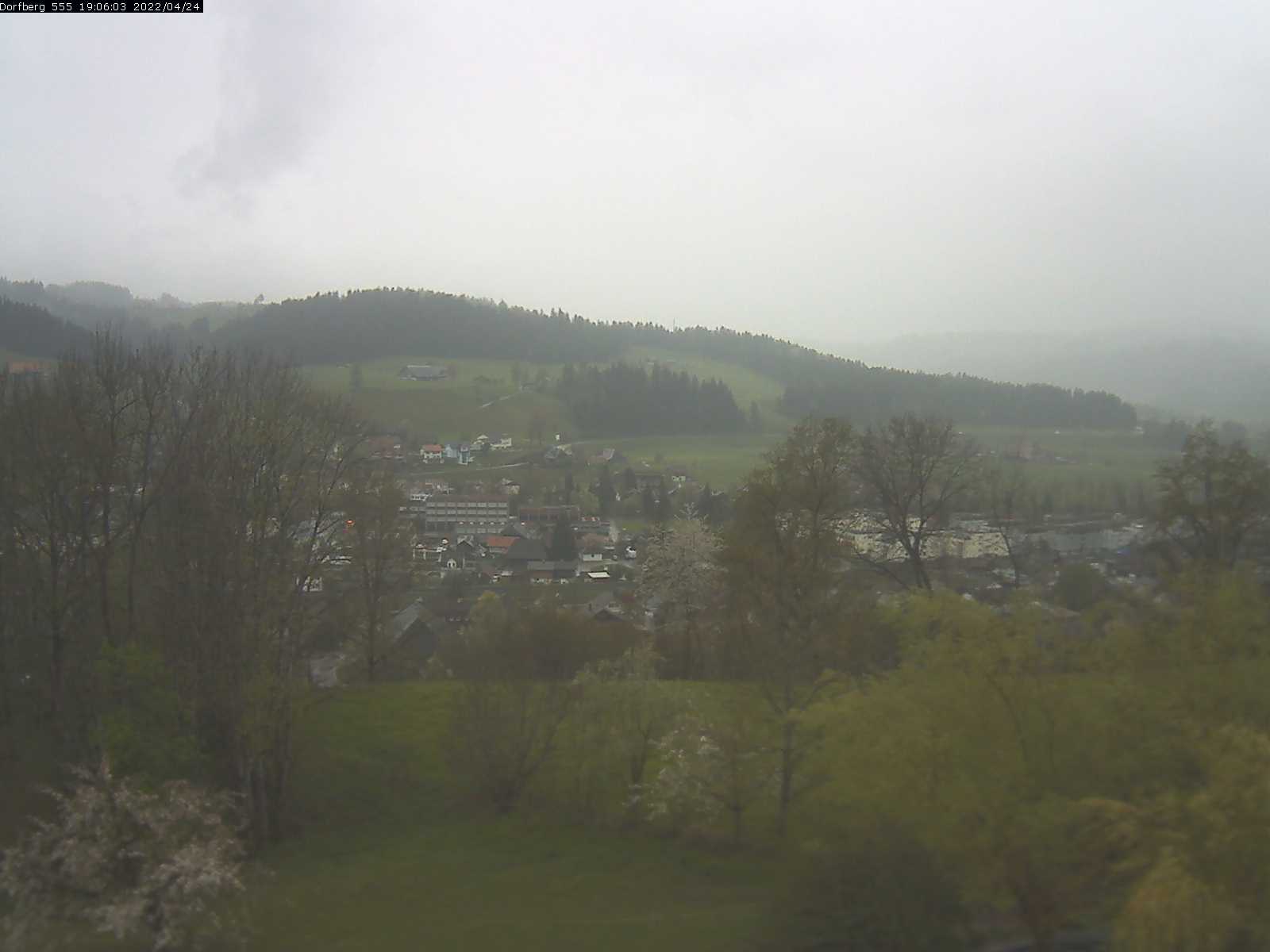 Webcam-Bild: Aussicht vom Dorfberg in Langnau 20220424-190601