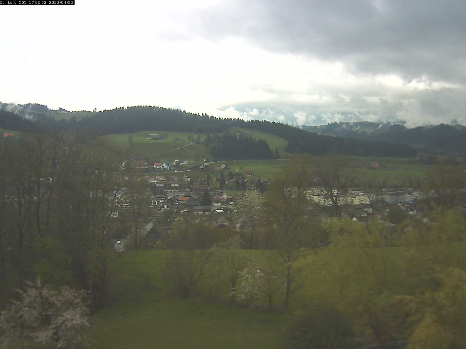 Webcam-Bild: Aussicht vom Dorfberg in Langnau 20220425-170602