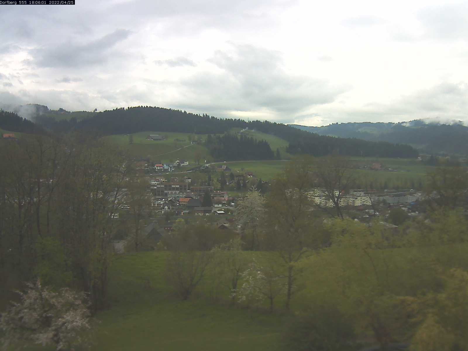 Webcam-Bild: Aussicht vom Dorfberg in Langnau 20220425-180601