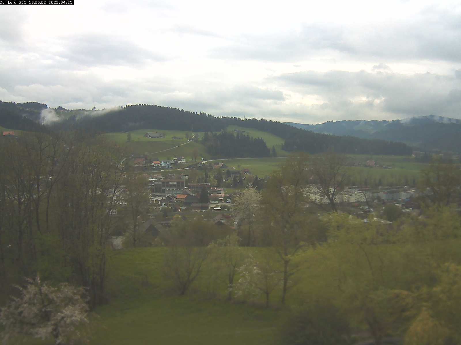 Webcam-Bild: Aussicht vom Dorfberg in Langnau 20220425-190601