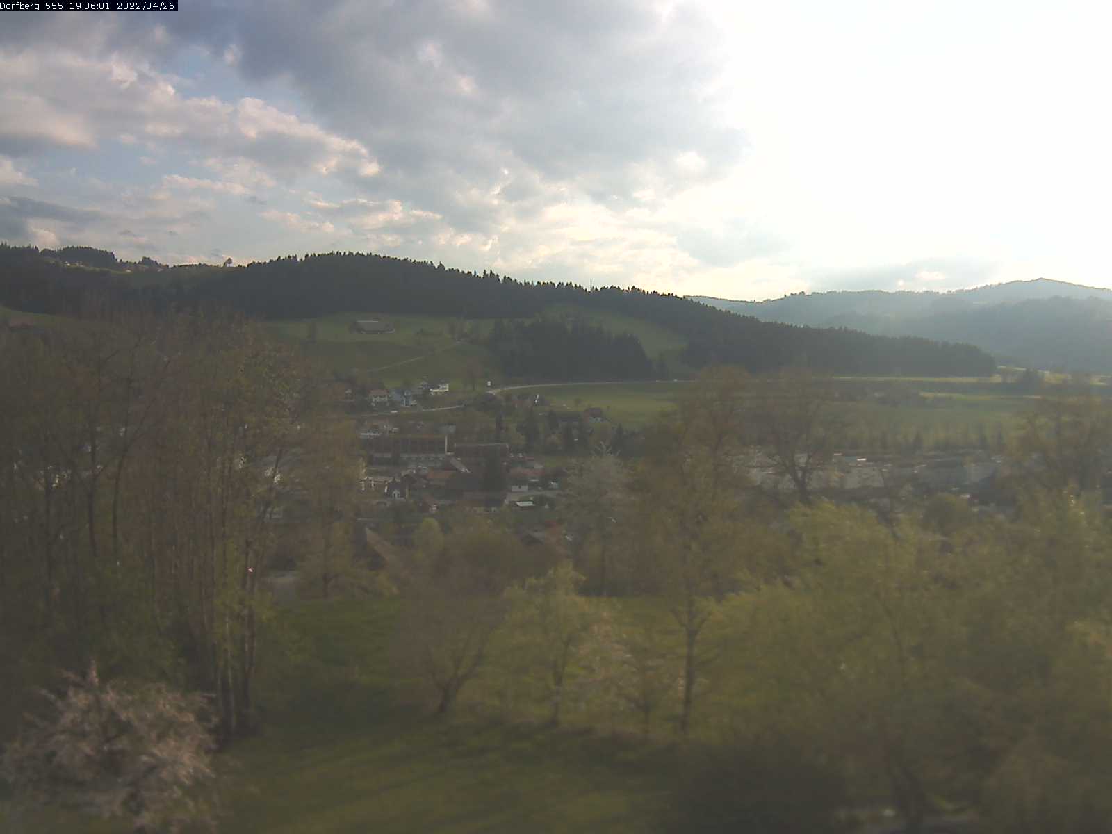 Webcam-Bild: Aussicht vom Dorfberg in Langnau 20220426-190601