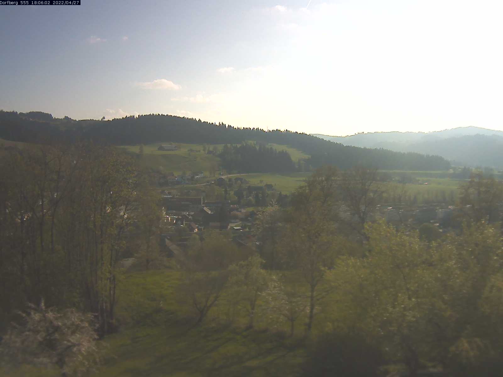 Webcam-Bild: Aussicht vom Dorfberg in Langnau 20220427-180601