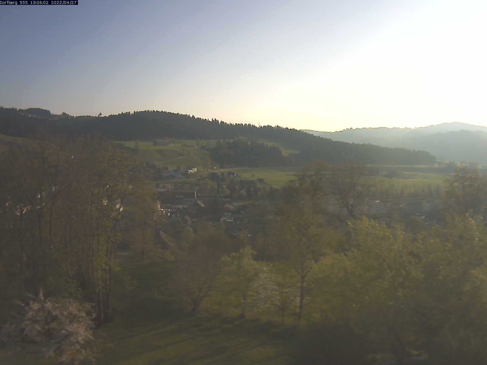 Webcam-Bild: Aussicht vom Dorfberg in Langnau 20220427-190601
