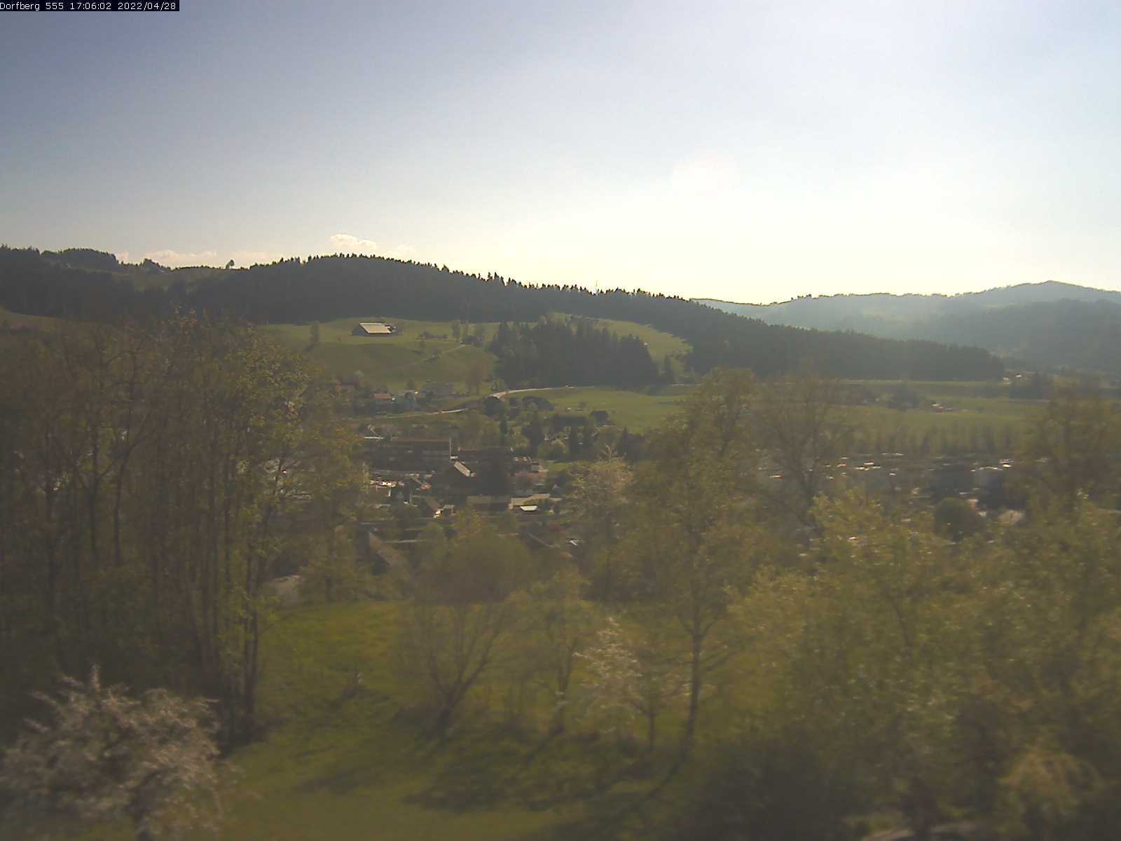 Webcam-Bild: Aussicht vom Dorfberg in Langnau 20220428-170601