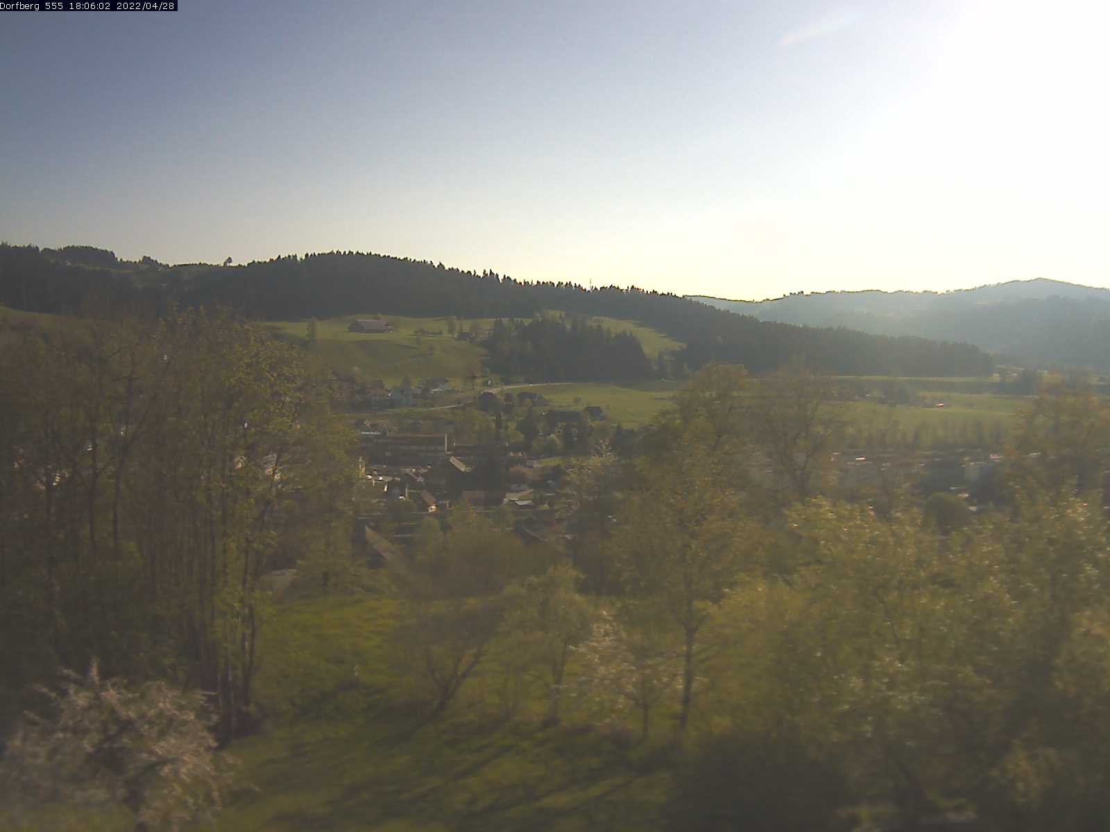 Webcam-Bild: Aussicht vom Dorfberg in Langnau 20220428-180601