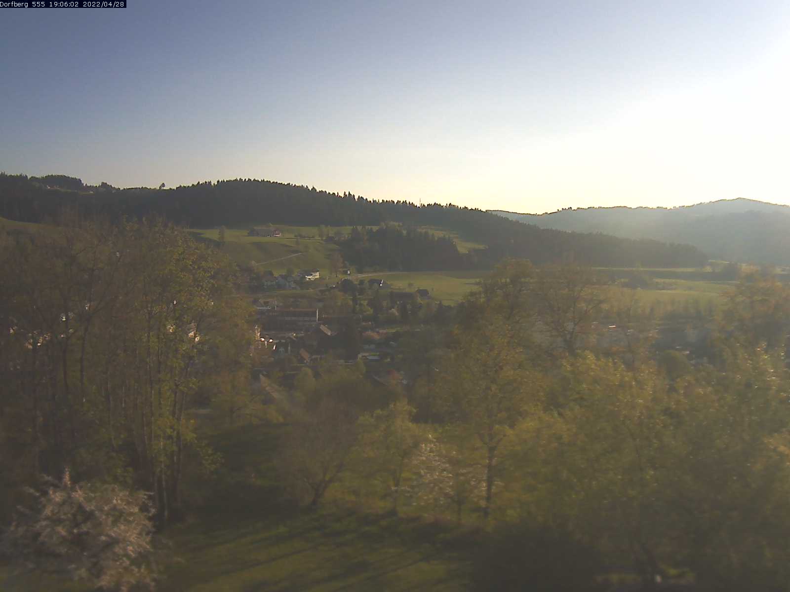 Webcam-Bild: Aussicht vom Dorfberg in Langnau 20220428-190601