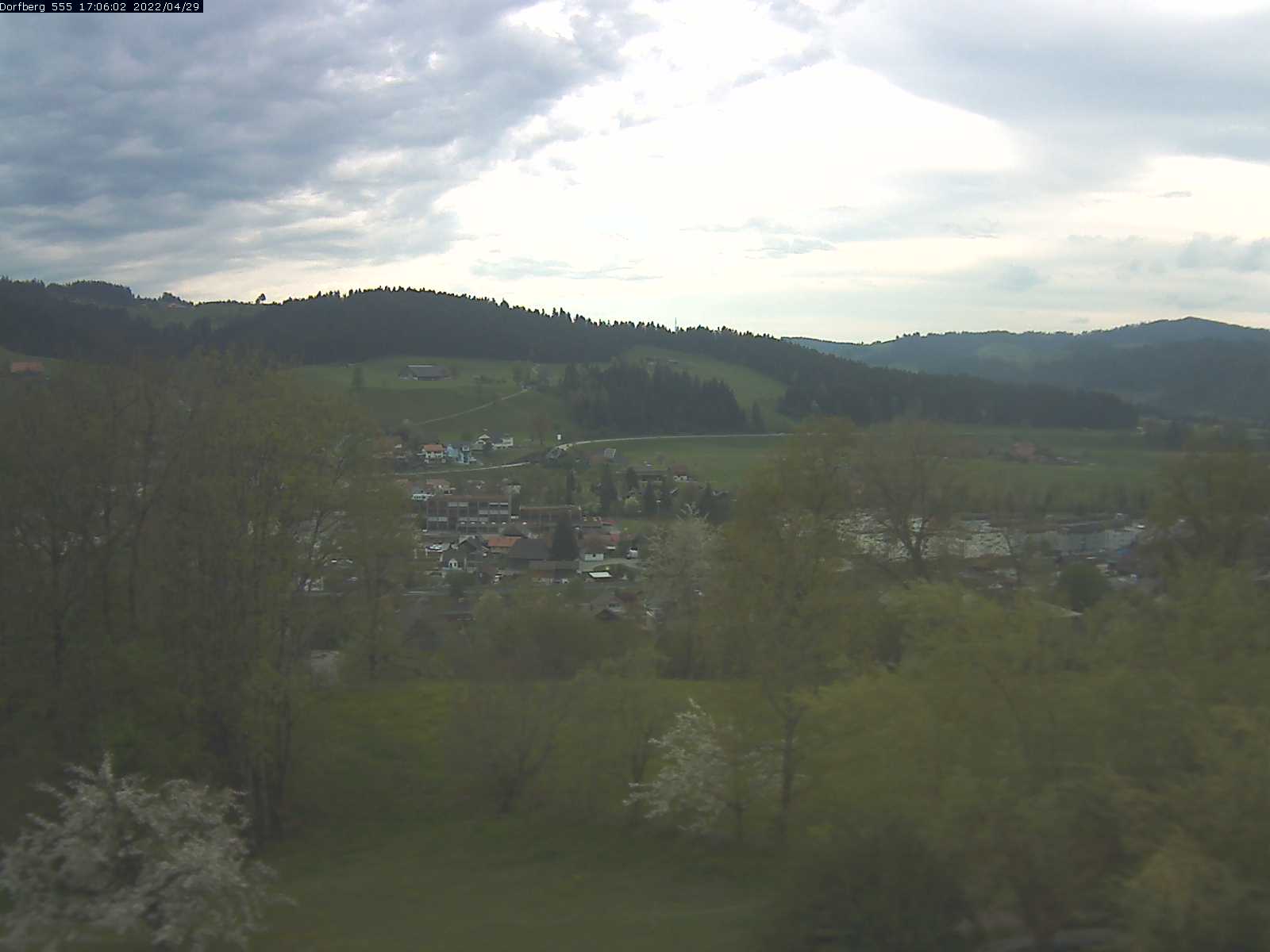 Webcam-Bild: Aussicht vom Dorfberg in Langnau 20220429-170601