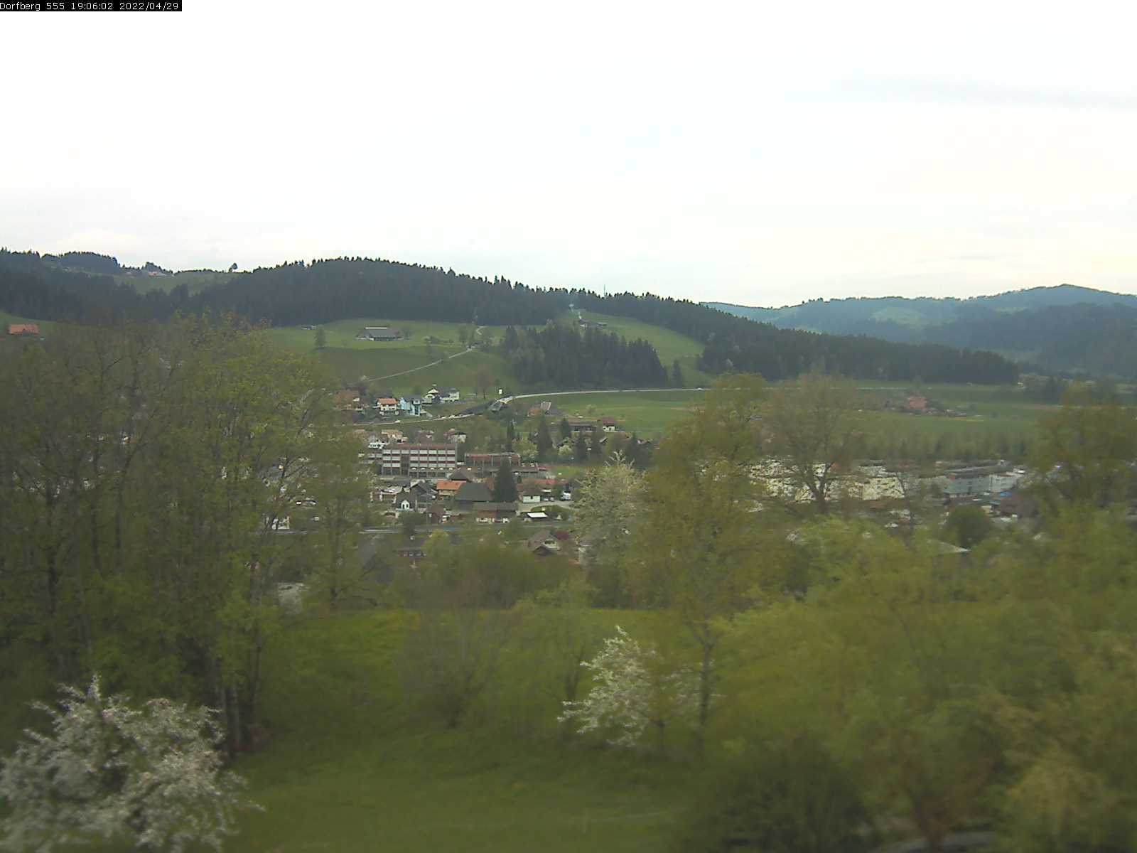 Webcam-Bild: Aussicht vom Dorfberg in Langnau 20220429-190601